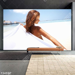 Tranh người mẫu bikini choàng khăn đứng bên bãi biển