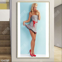 Tranh spa cô gái xinh đẹp mặc chiếc váy ngắn