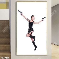 Tranh người mẫu cá tính cầm súng trên tay