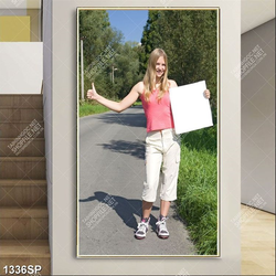 Tranh cô bé dễ thương cầm tấm bảng trắng đứng dưới trời nắng vàng