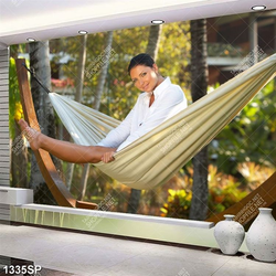 Tranh cô gái ngồi đong đưa trên chiếc võng