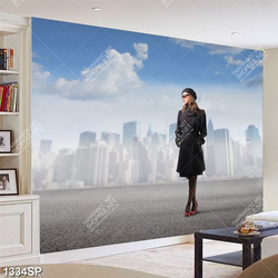 Tranh cô gái trẻ đút tay trong túi áo đứng giữa đường phố