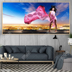 Tranh người mẫu với chiếc váy hống tung bay giữa bầu trời đêm