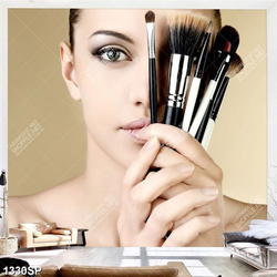 Tranh người mẫu với những chiếc cọ che đi nữa khuôn mặt