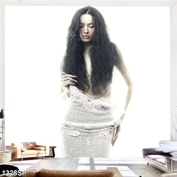 Tranh người mẫu trẻ xõa mái tóc che đi bầu ngực trên tường spa