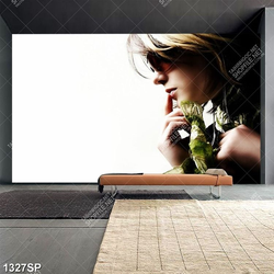 Tranh cô gái xinh đẹp đeo mắt kính suy tư treo tường spa