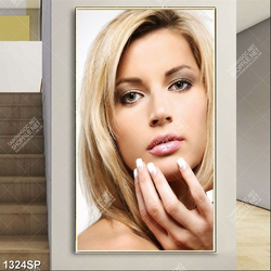 Tranh treo spa cô gái xinh đẹp với đôi môi gợi cảm