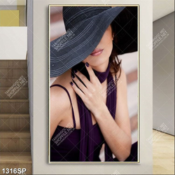 Tranh cô gái vói chiếc nón rộng vành che đi nữa khuôn mặt treo spa