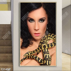 Tranh người mẫu tạo dáng với rắn treo tường spa