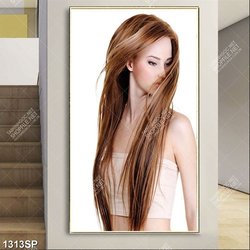 Tranh spa cô gái trẻ xinh đẹp với mái tóc dài
