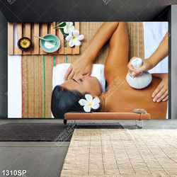 Tranh treo spa cô gái nằm chườm muối nóng