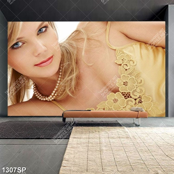 Tranh treo spa cô gái xinh đẹp có đôi mắt màu xanh