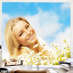 Tranh cô gái xinh đẹp bên cánh đồng hoa cúc nhỏ treo tường spa