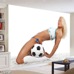 Tranh người mẫu nóng bỏng tạo dáng với trái bóng treo spa