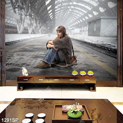 Tranh cô gái trẻ ngồi bó gối giữa ga tàu lạnh lẽo