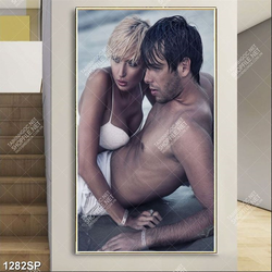 Tranh đôi nam nữ nằm tạo dáng bên bãi biển