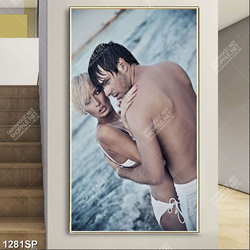 Tranh đôi nam nữ đứng bên bờ biển