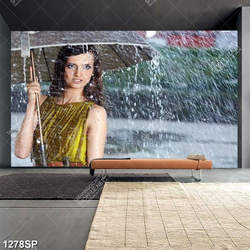 Tranh cô gái xinh đẹp đội dù đứng dưới mưa