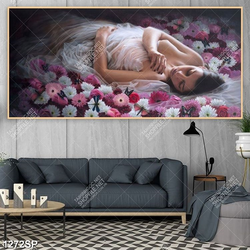 Tranh spa người mẫu bán khỏa thân nằm trên giường đầy hoa
