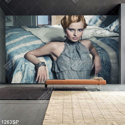 Tranh canvas cô gái xinh đẹp ngồi bên giường ngủ treo spa