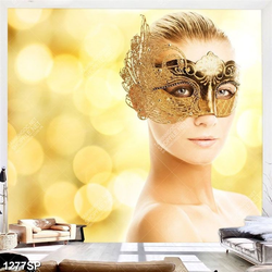 Tranh cô gái đeo mặt nạ trên tường spa