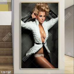 Tranh spa người mẫu sexy đứng tạo dáng bên tường