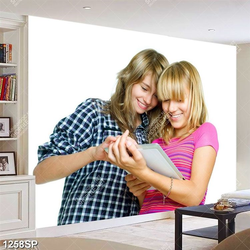 Tranh hai cô gái vui vẻ bàn công việc