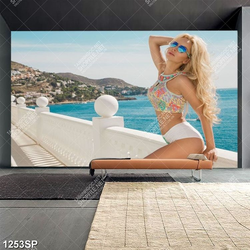 Tranh spa người mẫu xinh đẹp tạo dáng bên bờ biển