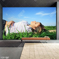 Tranh cô gái trẻ nằm thư giãn trên thảm cỏ xanh