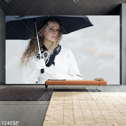 Tranh cô gái đội giù đứng giữa mùa đông lạnh lẹo