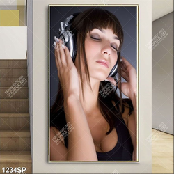 Tranh cô gái xinh đẹp đeo headphone treo spa