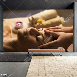 Tranh cô gái matxa đầu thư giãn trong spa