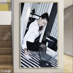 Tranh nữ nhân viên văn phòng bận rộn