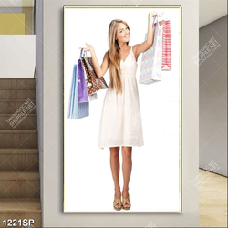 Tranh cô gái trẻ với những túi đồ mua sắm trên tay