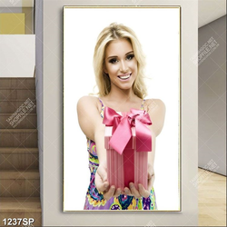 Tranh cô gái xinh đẹp với món quà trên tay