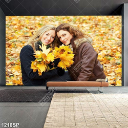 Tranh hai cô gái xinh đẹp ngồi giữa trời thu