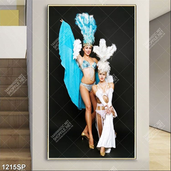 Tranh hai người mẫu trong trang phục lễ hội hóa trang đường phố