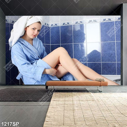 Tranh cô gái xinh đẹp mặc áo choàng ngồi trên bồn tắm