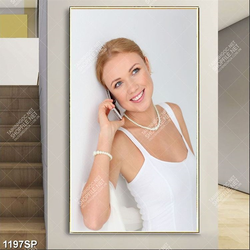 Tranh cô gái dựa tường vui vẻ nghe điện thoại