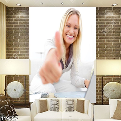 Tranh cô gái vui vẻ làm việc