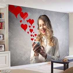 Tranh cô gái tóc vàng nhắn tin cười vui vẻ