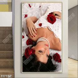 Tranh spa cô dâu xinh đẹp nằm bên những bông hoa hồng