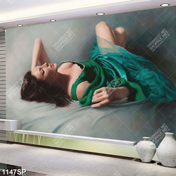 Tranh vẽ cô gái nằm quyến rũ treo spa