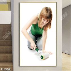 Tranh cô gái trẻ với chiếc lăn sơn trên sàn