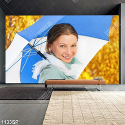 Tranh cô gái trẻ che giù đứng giữa trời thu