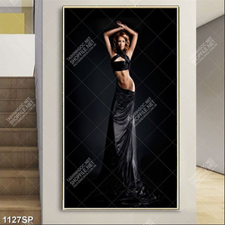 Tranh người mẫu với chiếc váy đen cắt xẻ táo bạo treo spa