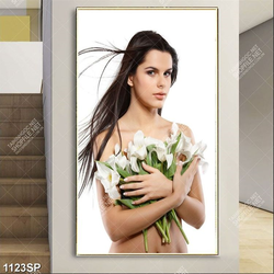 Tranh người mẫu tạo dáng với hoa ly trắng treo spa