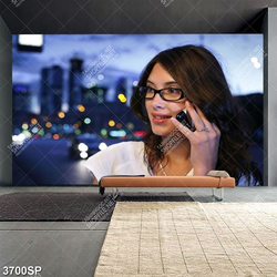 Tranh cô gái trẻ nghe điện thoại