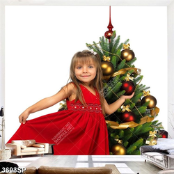 Tranh bé gái dễ thương bên cây thông noel