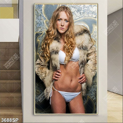 Tranh người đẹp bikini khoác áo choàng lông